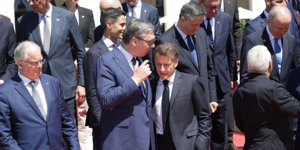 Blokaderski urednik upetljan u sopstvenim lažima: Tvrdi da je Vučićeva poseta Tivtu nebitna, a istovremeno...