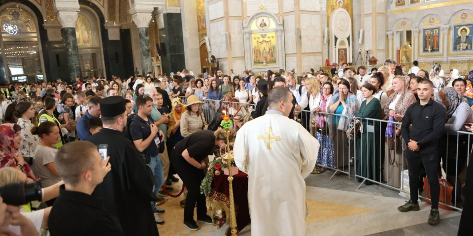 Preleteli okean zbog Bogorodice - Mara i Milan stigli iz Čikaga pravo pred Hram: "Kad sam celivala Pojas, osetila sam da letim"