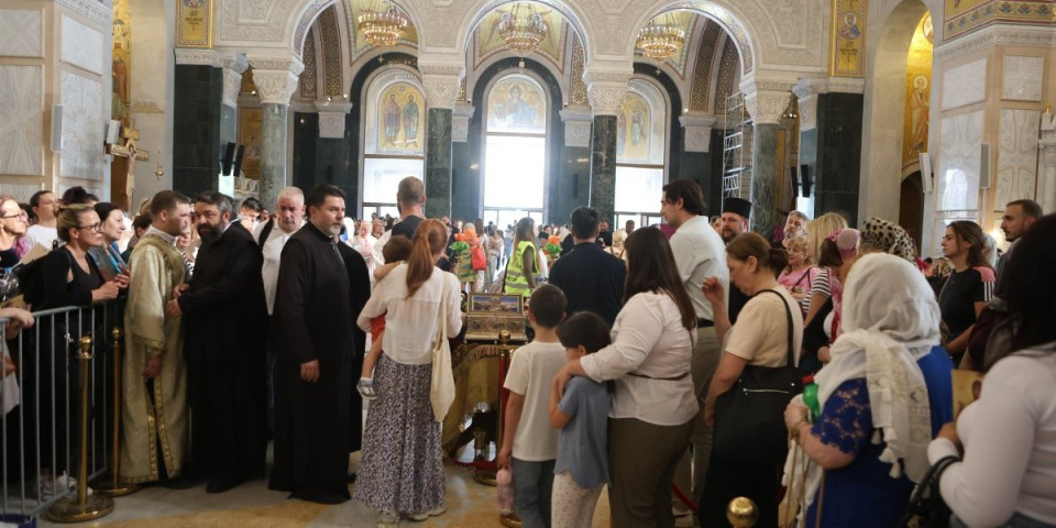 Ljudi su podeljeni u dve kolone! Ovo je trenutno stanje ispred Hrama Svetog Save (FOTO/VIDEO)