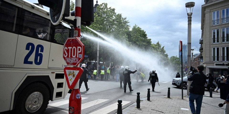 Haos u Briselu tokom studentskih protesta: Policija vodenim topovima "počistila" demonstrante (VIDEO)
