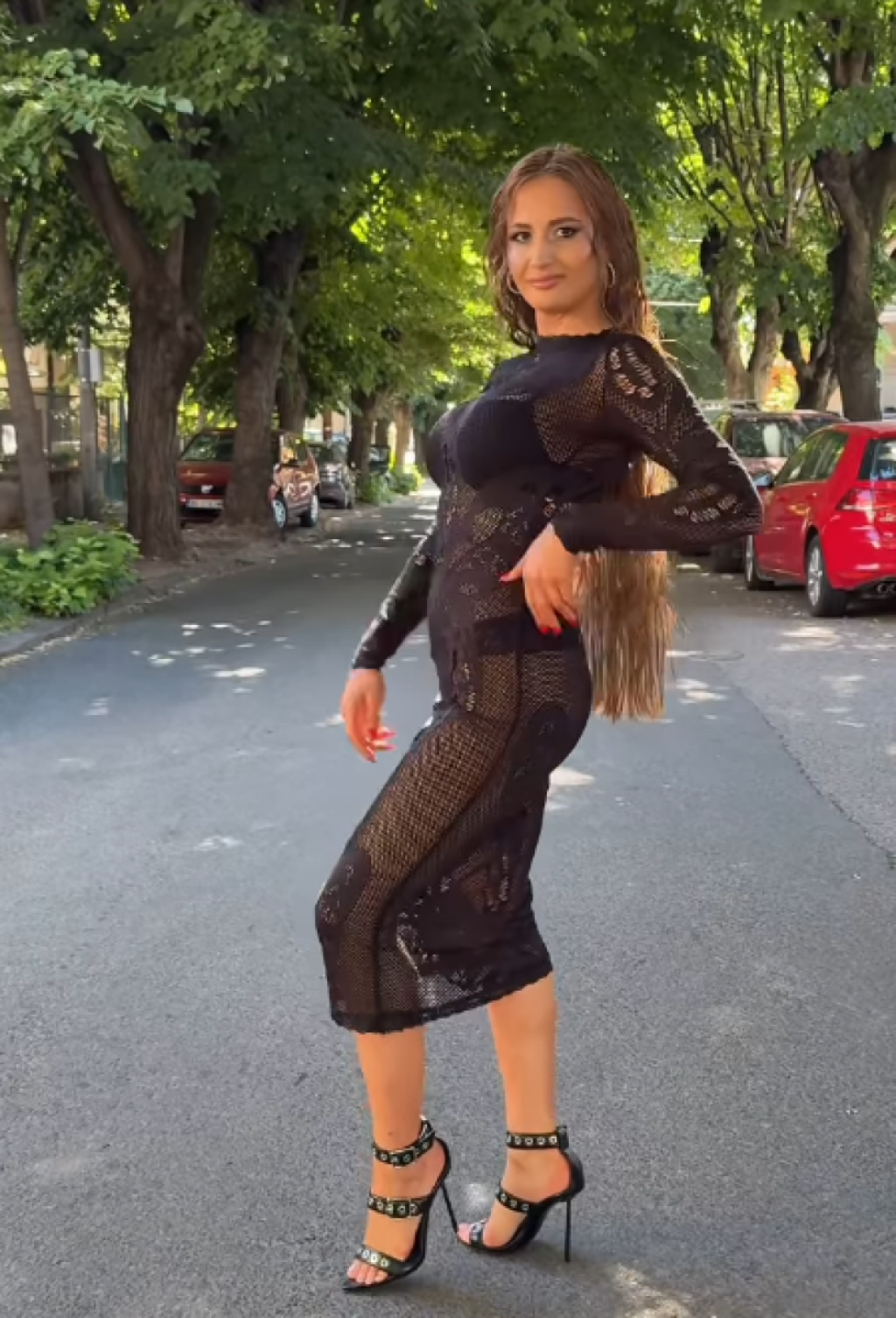Srčani udar usred Beograda! Sandra u crnom vešu šetala ulicom - Muškarci zaboravili gde su krenuli, bezobraznica!