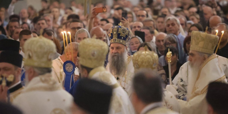 Počela liturgija u Hramu Svetog Save: Nema igla gde da padne - Jedan detalj posebno privukao pažnju (FOTO/VIDEO)