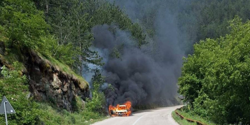 Automobil u plamenu, crni dim kulja na sve strane: Jezive scene na putu za Mokru Goru (FOTO)