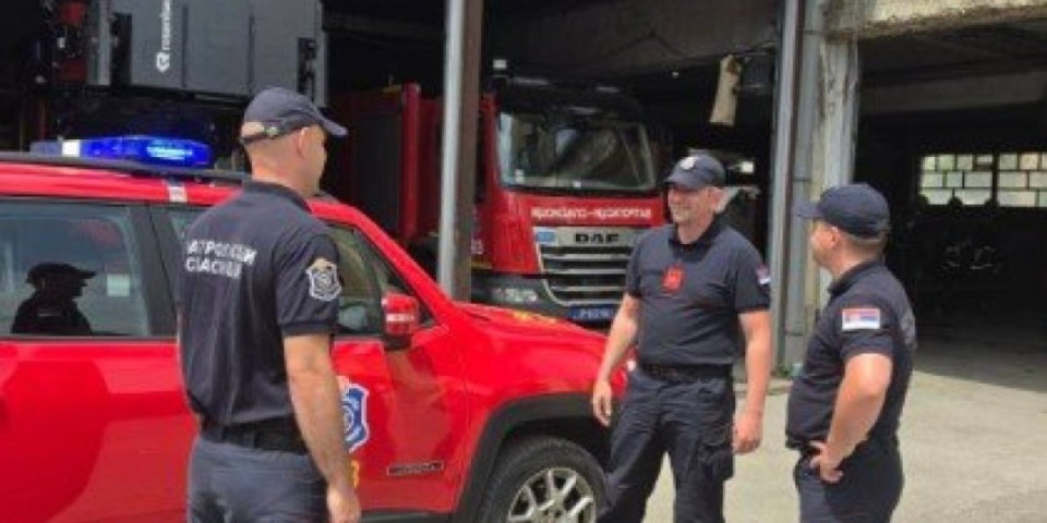 Pomogli povređenoj trudnici: Vatrogasci ponovo pokazali ljudskost - naišli na saobraćajku i odmah reagovali (FOTO)