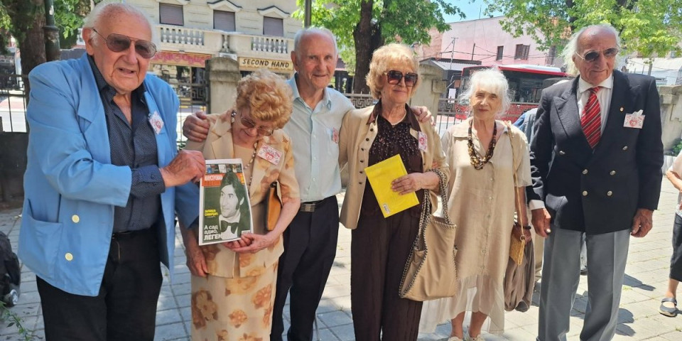 Sedam decenija u treptaju oka! Nekadašnji učenici proslavili jubilej ispred svoje gimnazije (FOTO)