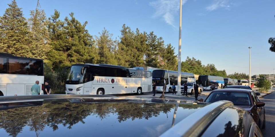 Haos i kolaps na Evzoniju: Više od 40 autobusa zarobljeno na granici, ako ste krenuli u Grčku birajte drugi prelaz