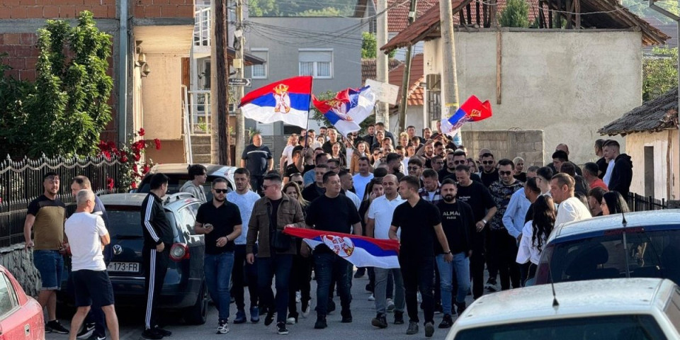 Veliki odziv Srba na izborima na KiM! Trobojke na čelu kolona, od ranog jutra stvaraju se redovi ispred biračkih mesta (FOTO)