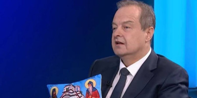 Ivica Dačić pokazao jastuk iz Tumana koji ga je vratio iz ko