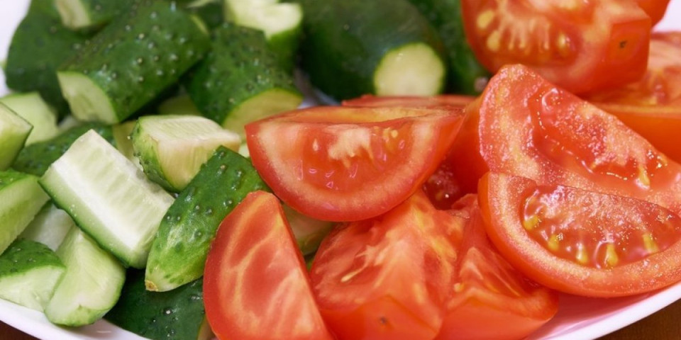 Nikad ukusnija salata od paradajza i krastavca: Trik domaćica iz Jugoslavije koji pravi razliku
