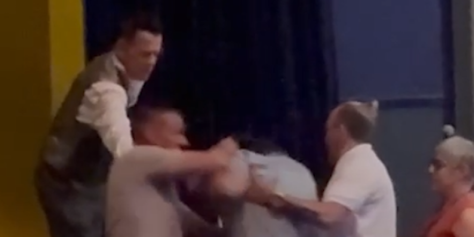 Ovo je napadač na novinara "Vesti": Došao na tribinu da "zavodi red", a sad se pravi lud (VIDEO)