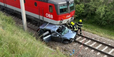 Stravična nesreća u Austriji: Sudar voza i automobila, pogin