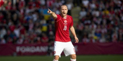 Kristijan Eriksen se uhvatio za grudi, pokušao je nešto da kaže pre kolapsa na terenu