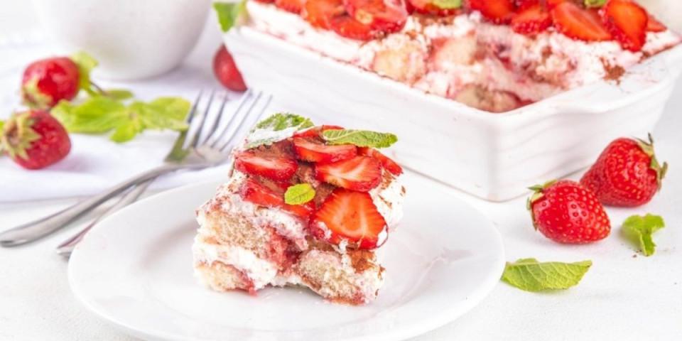 Brza torta sa jagodama: Osvežavajući desert tokom vrelih dana, a sprema se očas posla