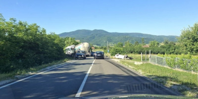 Težak sudar kod Topole: Od siline udara auto završio na krov