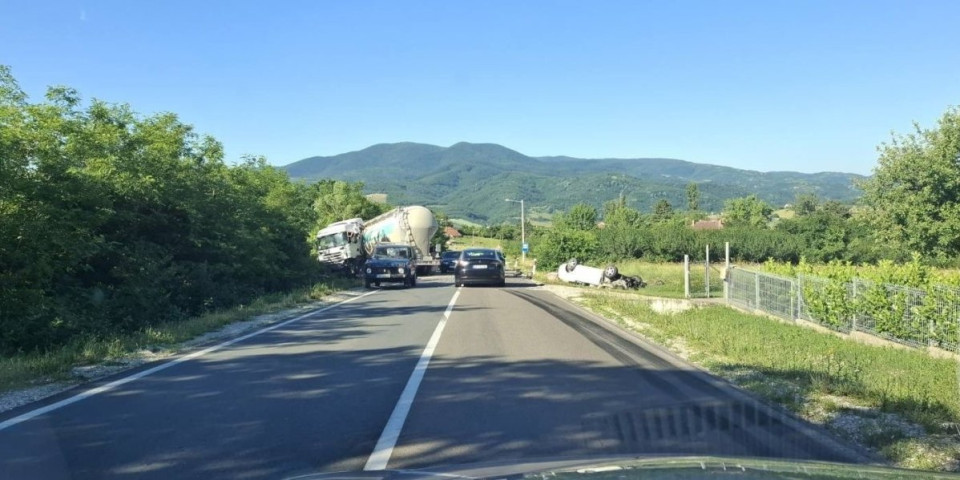 Težak sudar kod Topole: Od siline udara auto završio na krovu (FOTO)