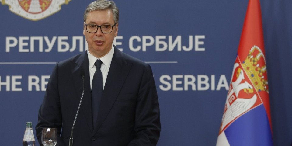 Ovo je srpska snaga i ponos! Vučić dočekuje vitezove MUP-a koji su u Španiji činili čuda: Naši piloti i vatrogasci dočekani uz najviše počasti
