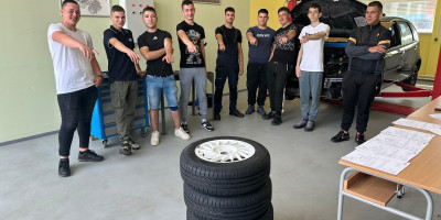 O ovim maturantima priča cela Srbija! Neobičnim poklonom odu