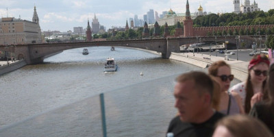 Otkud ona ovde?! Šok snimak iz Moskve, ljudi zapanjeni gleda