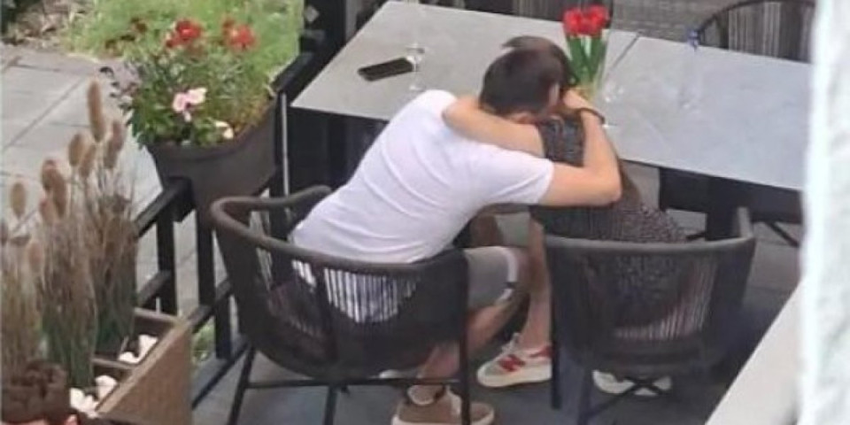 Pogledala sa terase i odmah zgrabila telefon: Ranka je snimila šta par radi u kafiću, a kada vidite komentar njegove majke, naježićete se!