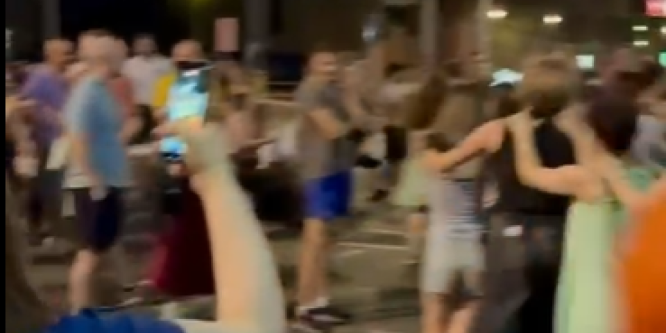 Bajagin vozić, horsko "pevanje" profesora i improvizovani "rejv": Blokaderski skupovi sve bizarniji, ovo morate da pogledate (VIDEO)