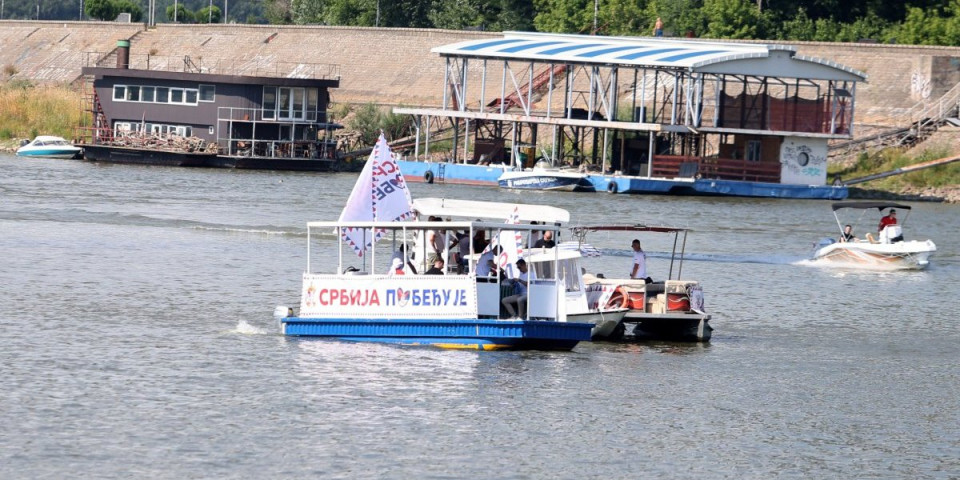 Veličanstveni prizori na Dunavu - građani poslali jasnu poruku iz Novog Sada: Srbija pobeđuje (FOTO)