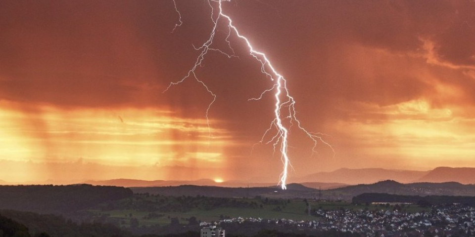 Pogledajte tačne lokacije gde trenutno divlja nevreme! Crne olujne ćelije gutaju delove Srbije, hitno se oglasio i MUP! (FOTO)