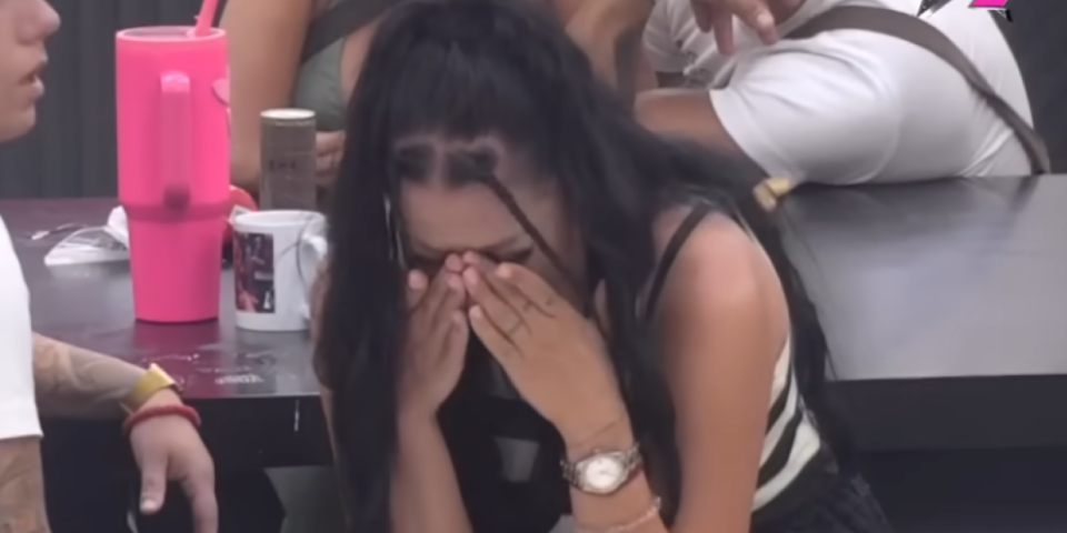 Bila intimna sa ženom, pa je se otac odrekao! Rijaliti učesnica se guši u suzama (VIDEO)