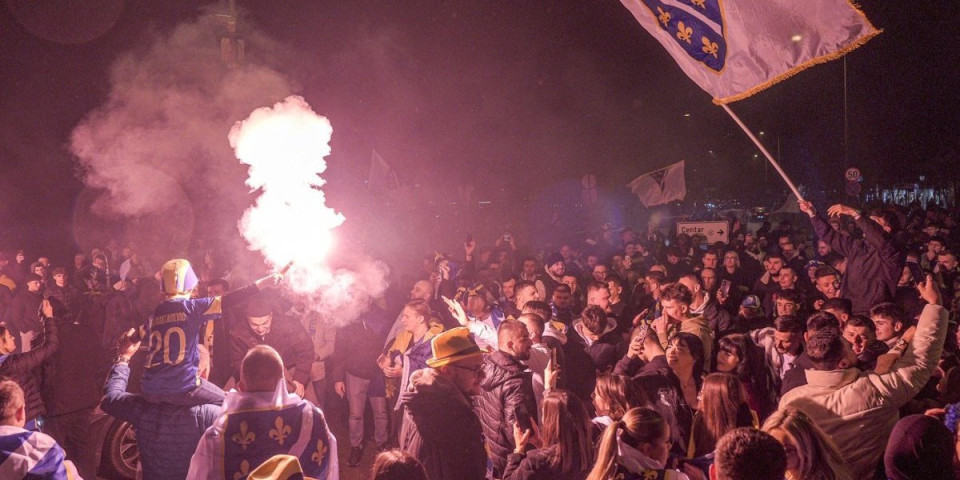 Grmi užičko kolo usred Kanade: Navijačice BiH ukrale šou pred debi "zmajeva", snimci obilaze svet (VIDEO)
