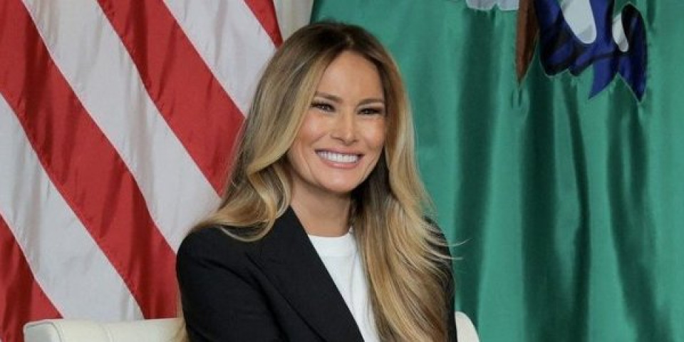 Melanija mami poglede: Zategnute noge u prvom planu - Prva dama nikad lepša (FOTO)