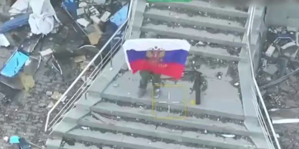 (VIDEO) Šokantne scene obilaze svet! Putin je od 2014. ovo čekao: Trobojka se vijori nad ključnim gradom, tek sad kreće pravi pakao