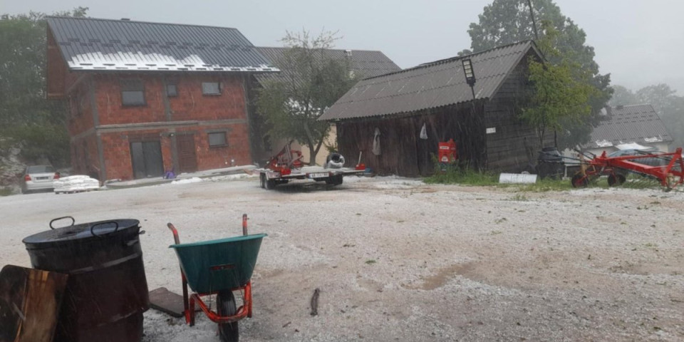Zabeleli se BožetićiI! Zimske scene na početku juna, ogromna šteta, grad uništio useve