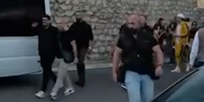 Duško Šarić sa obezbeđenjem došao da sluša devedesete: On mu odmah prišao (VIDEO)