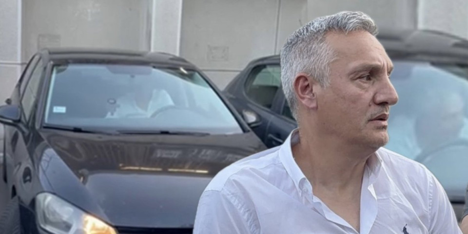 Gagi Đogani "pikirao" parking mesto, pa sam sebe zaglavio u automobilu: Pogledajte izraz lica kad je shvatio šta je uradio! (VIDEO)