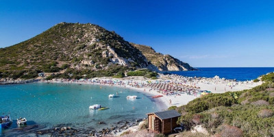 „Moram li da unajmim dete da ne bih izgoreo?“ Turisti besni zbog novog pravila na Sardiniji, zabranili suncobrane skoro svima!