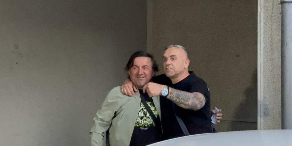 Čeda beži od krštenice! Čovek (66) se podmladio preko noći - Bacio kačket i pustio kosu pa šokirao Beograđane (VIDEO)