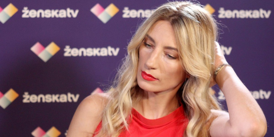 Nova pevačica Mobi Dika preslikana Ana Stanić: "Možda su neki rod, nisam proveravao"