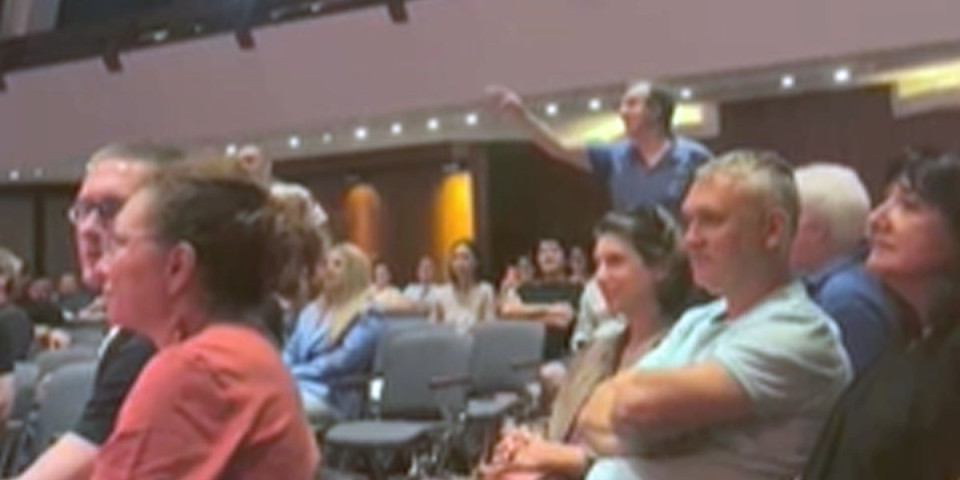 Od muke čitaju Informer! Blokaderi u Štutgartu priznali: Mi smo svi lažna elita! (VIDEO)