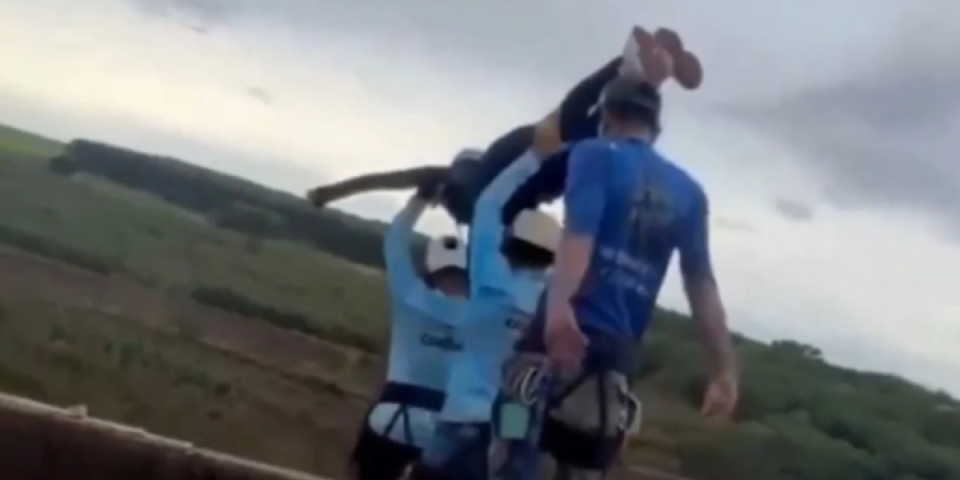 (UZNEMIRUJUĆE) Ženu bacili sa mosta direktno u smrt! Potez radnika zaprepastio svet - kako su ovo mogli da urade?