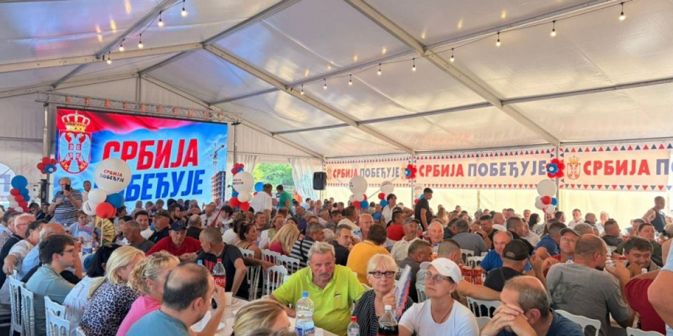 Građani pokazali koja stranka im je draža: SNS skup kod Šapca vrca od energije!