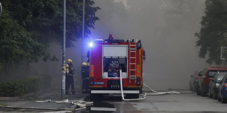 Drama u Kosovoskoj ulici: Goreo objekat u centru Novog Sada, građani heroji u zadnji čas pomerali auto da ga spasu od vatre (VIDEO)