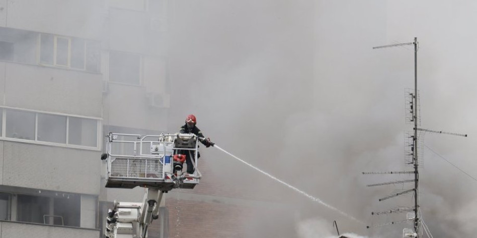 Gust dim prekrio Novi Beograd: Vatrena stihija progutala prvi sprat zgrade, stanari hitno evakuisani