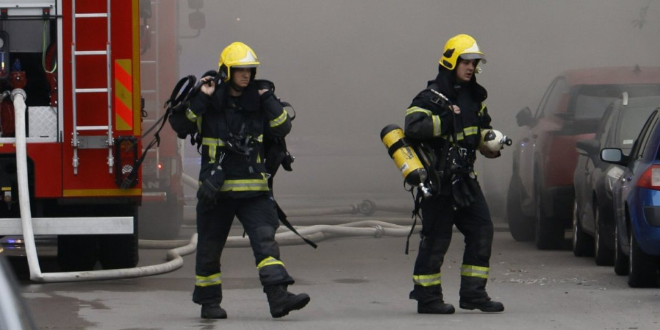 "Gde ćemo mi sada da radimo?": Zaposleni u tržnom centru na Novom Beogradu u suzama - dramatične scene sa mesta požara (FOTO/VIDEO)