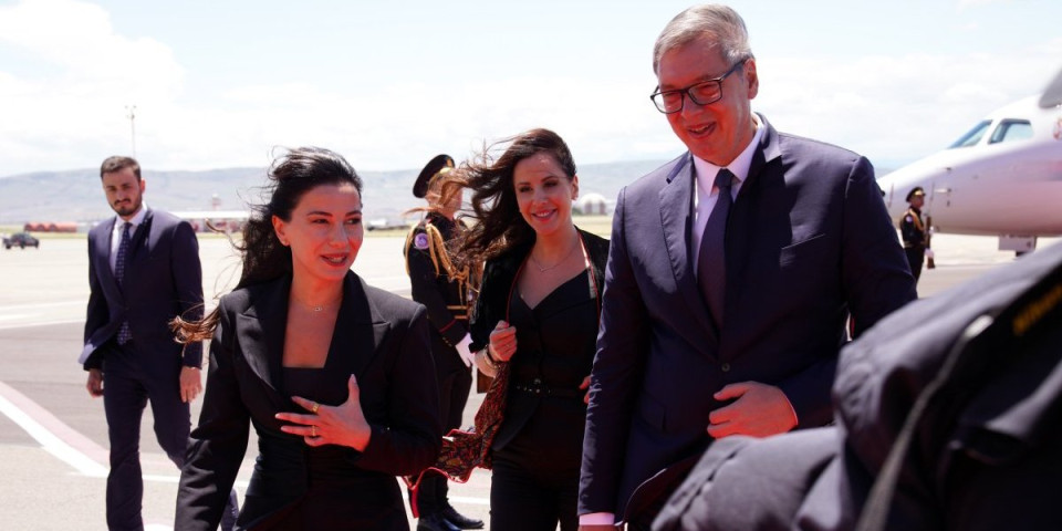 Vučić stigao u Tbilisi! Srpskom predsedniku priređen svečani doček na aerodromu (FOTO)