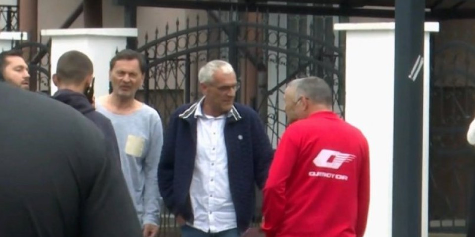 Jaćimović ide u zatvor! Njegovi pajtosi brutalno napali ekipu Informera ispred zatvora u Novom Sadu (VIDEO)