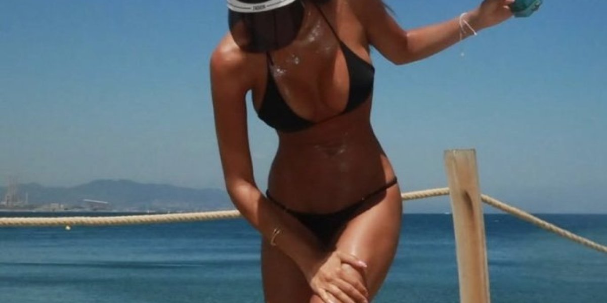 Đina Džinović maže ulje za sunčanje