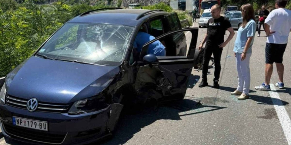 U smrskanom vozilu beba stara samo 15 dana! Težak sudar na Ibarskoj magistrali (FOTO, VIDEO)