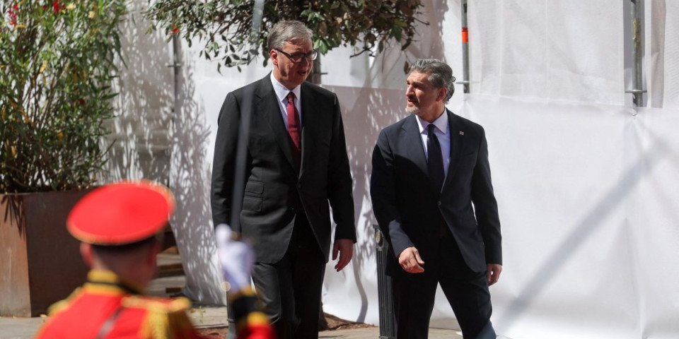 Vučić se oglasio nakon sastanka sa predsednikom Gruzije: Predsednik položio venac na Spomenik herojima u Tbilisiju (FOTO)