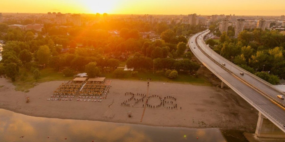 Spektakularne scene iz Novog Sada! Stotine mladih ispisalo datum koji Srbija čeka (FOTO/VIDEO)