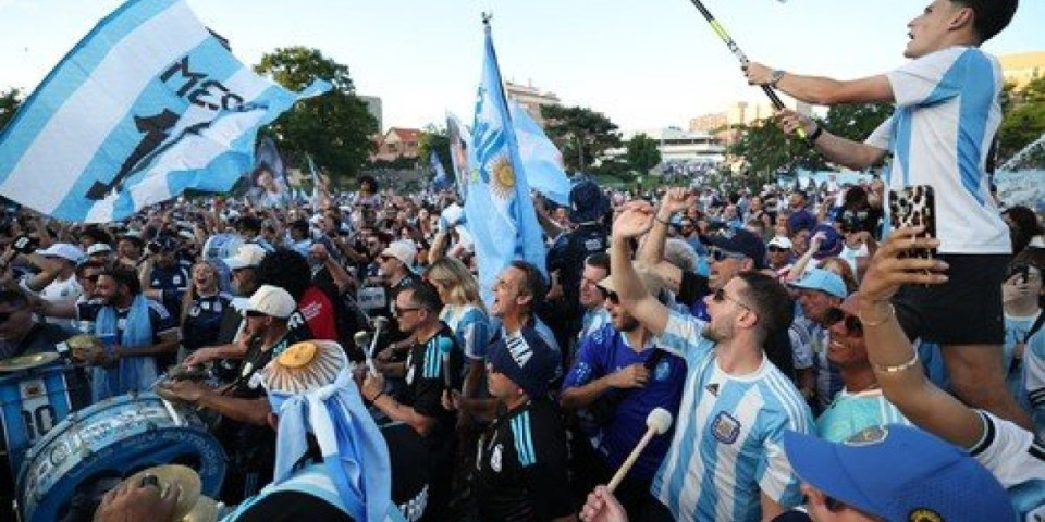 Prva tuča navijača na Mundijalu: Makljaža Argentinaca i Alžiraca (VIDEO)