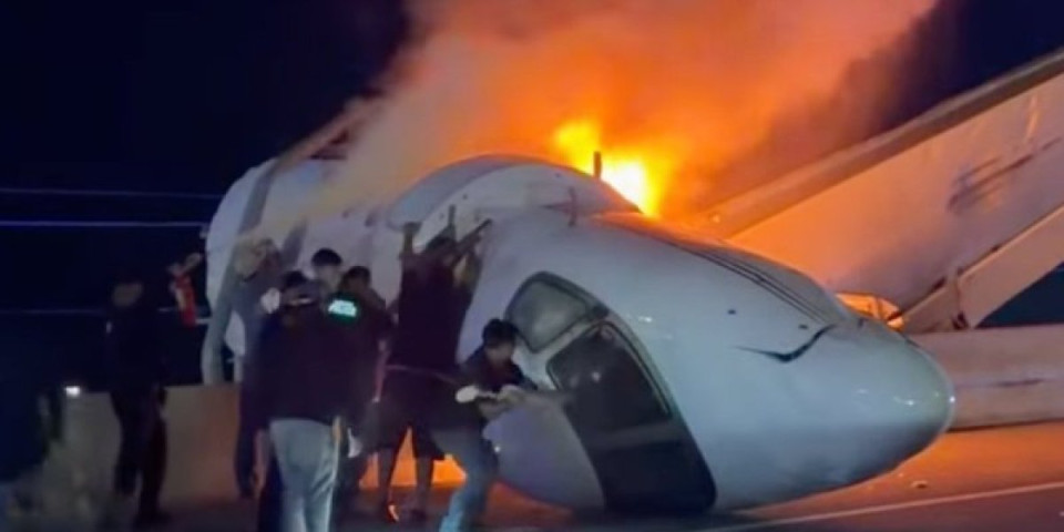 Avion u plamenu pao na autoput! Tinejdžeri beže iz buktinje, ljudi lome prozore, ima mrtvih! (VIDEO)